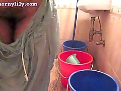 Reizvolles indischen Babe Bhabhi Lily Washing Unterwäsche Ober