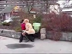 baiser et léchage en public lesbienne sexy