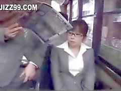 office lady verführt zu Blowjob von Geek auf dem Bus