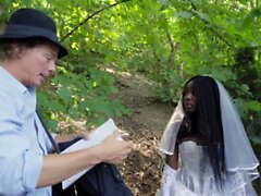 Betrügere schwarze Braut bekommt Creampie im Wald