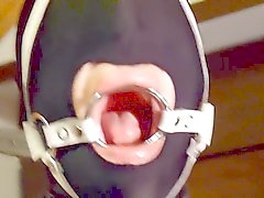 Putting handgefertigte Ring Knebel Geschirr auf Slave Luder den Mund