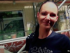 BumsBus - Dövmeli Alman MILF otobüste gets fucked