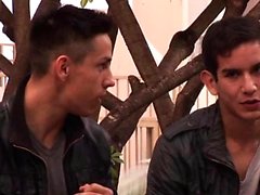 Deux garçons se connectent pour un gay en tête-à-tête