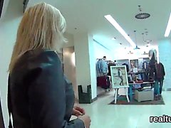 Stellar tschechische Teen wird in der Mall gehänselt und shagged in po