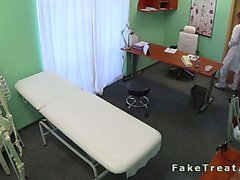 Fake- Arzt, der sein Same zum reizvollen Brunette Patient