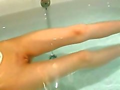 18 mince la fille de doigtés dans une hydromassage