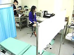 Asian babe bonito tem um médico excêntrico examinando cuidadosamente