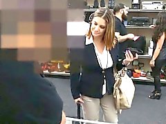 Donna d'affari di procace scopata da pegni uomo nel backroom