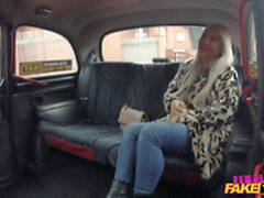 Weibliche gefälschte Taxi lesbians bewundern sich mit den schönen großen Brüsten