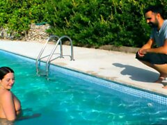 Menina alemã ao lado porra porra na piscina de mallorca