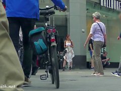 De Jeny Smith des promenades en public en robe transparente sans culotte