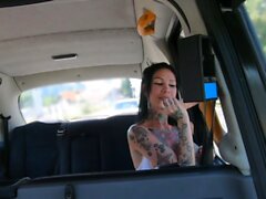 Faux taxi Megan Tatoué Inky aime le sexe rugueux