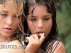 Beau gardiennes d'enfants à pluie