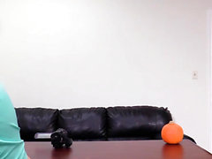 Alyssa Young babe audições para creampie anal no sofá preto