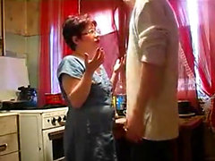 Maman enseigne fils nerd de baiser dans la cuisine