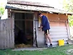 Chico de Granja Se folla a una abuela en el culo