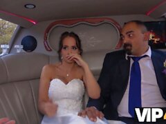 VIP4K. Zufälliger Passant bewertet luxuriöse Braut in der Hochzeitslimousine