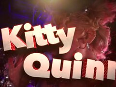 Kitty Quinn bekommt und frühes Weihnachtsgeschenk