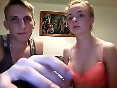 Ludique jeune blonde est impatient de poser avec elle nue Hunky