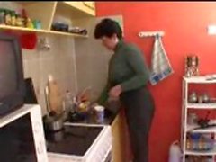 Fils de maman dans la cuisine