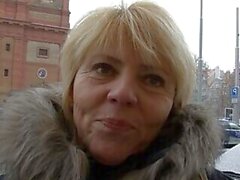 Velha senhora madura tcheco convencida a foder para o video Pov - Sunporno