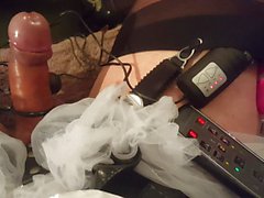 Haushaltshilfe cum - E- Stimulations , vibrierender Dildo und die Hahn Ring