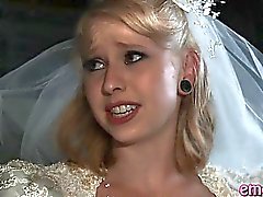 Femme blondinette baise anal par un black avant son mariage