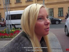 Buceta loira de cabelos compridos se torna a presa do agente russo