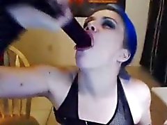 Ragazza di punk del Dildo abbondante Gola Profonda