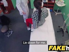 Fake Hospital Doctor prescrive il viso appiccicoso per aiutare a guarire brunette sexy