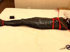 Bondage chinois sur le lit