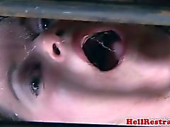 Maaorjuus BDSM fetissi osa vedellä rangaistaan