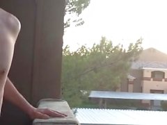 Ragazzo di quasi raggiunto sul balcone