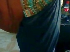 Sexy Bhabhi Après le bain port Saree