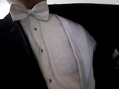 Weiß-Krawatte und Schwänze ohne Unterwäsche