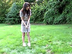 Ansiosos Brunette adora chupando pau duro no campo de golfe