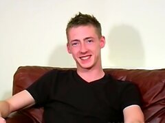 Skinny UK Lad Zak wichst nach dem Interview seinen dicken Schwanz aus