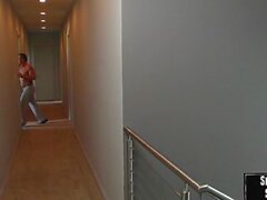 Geheimes busty Babe schlug im Gästezimmer