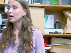 ShopLyfter - Cute Teen beim Stehlen erwischt Vibratoren