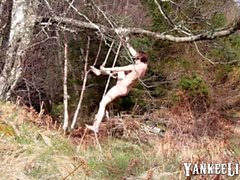 auto-bondage nue dans les bois qui ont mal tourné.