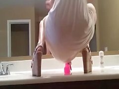 Cuarto de baño de diversión con el juguete de gran rosado