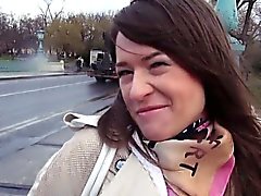 La chatte poilue baises babe russe en voiture en public