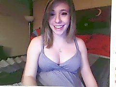 Gravida que da webcam de Cutie Espectáculos Boobs o bichano e canta