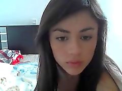 jeune femme brune magnifique Melissa se déshabille pour sh