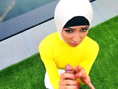 Meine Hijab -Stiefschwester will eine Abschlussballkönigin werden