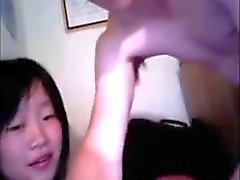 Carino asiatiche della ragazza ottiene un viso da fidanzato bianca