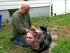 hogtied serrée dans le jardin de