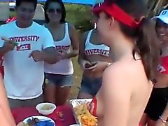 College Girls lampeggiante le loro tette At A Tailgate Party