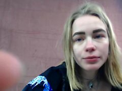 Borracho pequeno titted brinquedos sua buceta na webcam