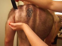 Волосатый парень бреется всей своей декольтированную грудь и спину !